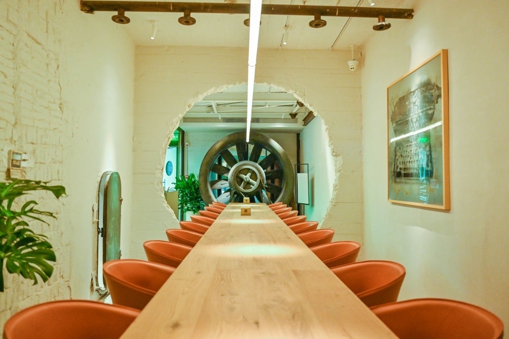 “絲聯(lián)166”園區(qū)內(nèi)保留工業(yè)遺存的咖啡館。（受訪者供圖）