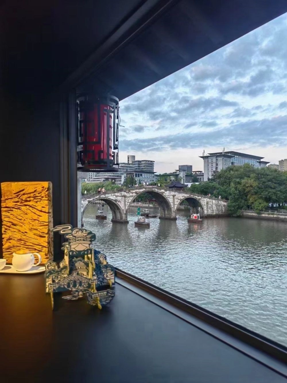 文創(chuàng)產(chǎn)品與拱宸橋。（受訪者供圖）