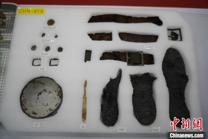 當?shù)貢r間11月22日上午，第十批在韓中國人民志愿軍烈士遺骸裝殮儀式在韓國舉行。圖為裝殮儀式現(xiàn)場拍攝的部分志愿軍烈士遺物。中新社記者劉旭 攝