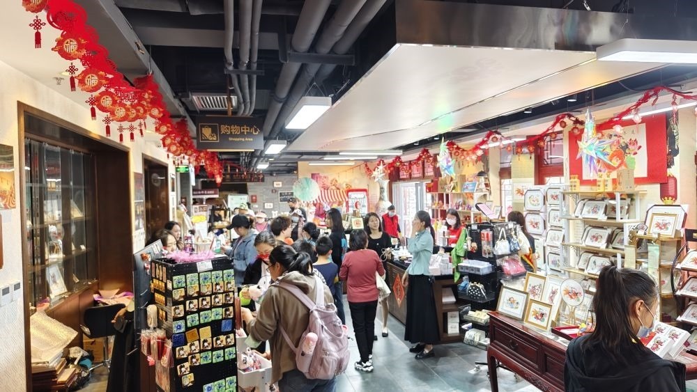 游客在天津市西青區(qū)楊柳青民俗文化館游覽。（新華社記者宋瑞 攝）