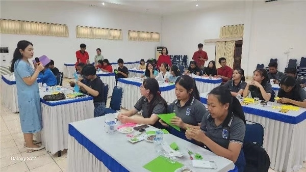 巴陵康孔子學(xué)院中方院長朱敏霞講解中國的二十四節(jié)氣。主辦方供圖