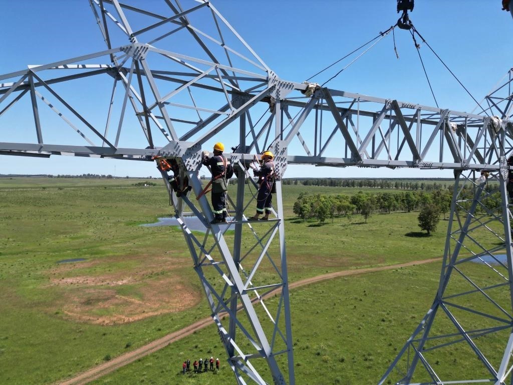 這是2023年11月15日拍攝的位于烏拉圭派桑杜省烏拉圭500千伏輸變電環(huán)網(wǎng)閉合項目施工現(xiàn)場。