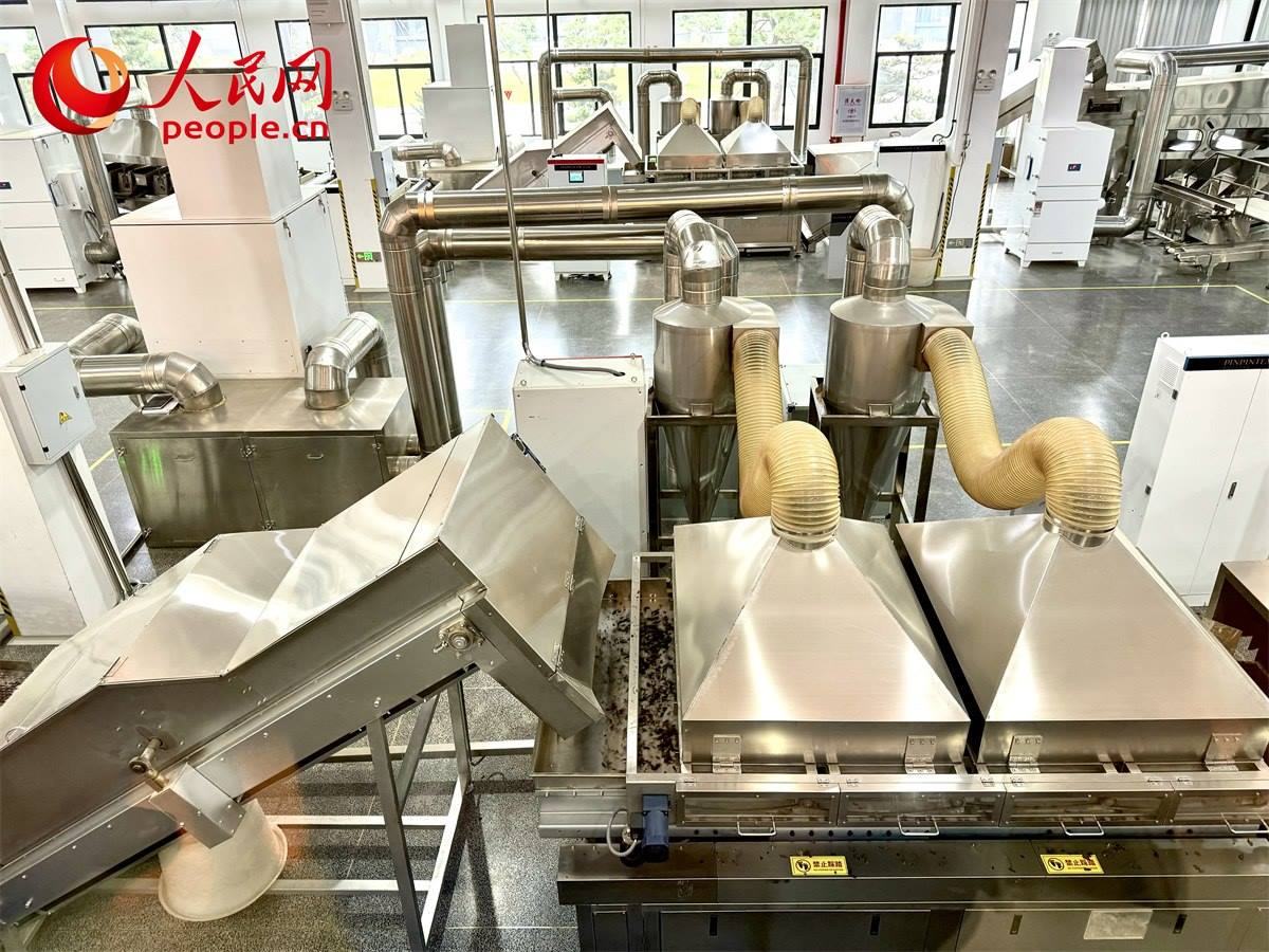 品品香白茶精制自動化生產(chǎn)廠房。人民網(wǎng)記者 劉微攝