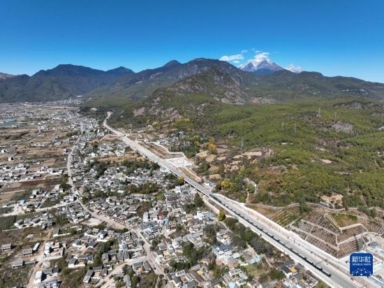 11月25日在麗江市境內(nèi)拍攝的即將開(kāi)通的麗香鐵路（無(wú)人機(jī)照片）。