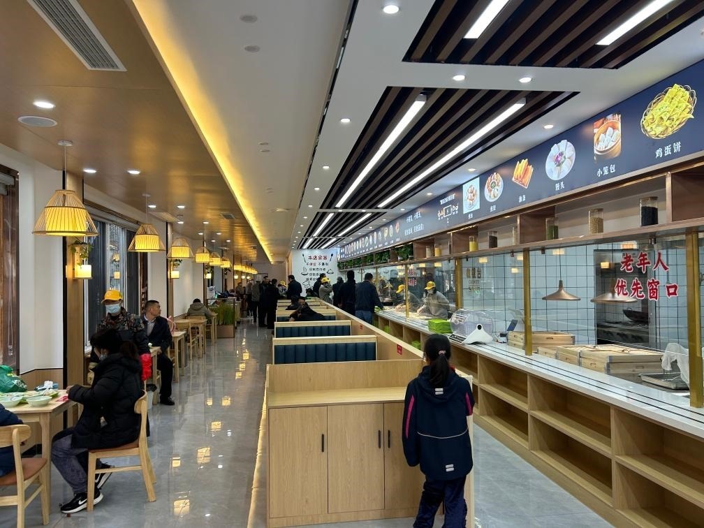 位于安徽合肥市瑤海區(qū)和平路街道綠苑社區(qū)的社區(qū)老年大食堂。（綠苑社區(qū)供圖）