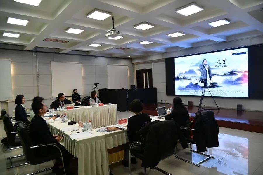 與會嘉賓觀看由美洲中心策劃制作的“一帶一路”主題視頻節(jié)目《習語用典——大道不孤 眾行致遠》。