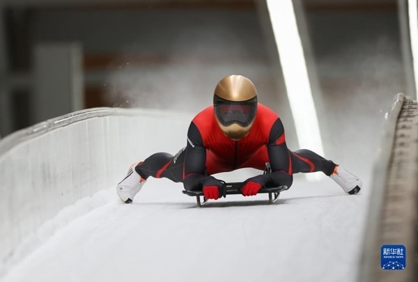 11月25日，天津隊(duì)選手閆文港在比賽中抵達(dá)終點(diǎn)。新華社記者 王楷焱 攝