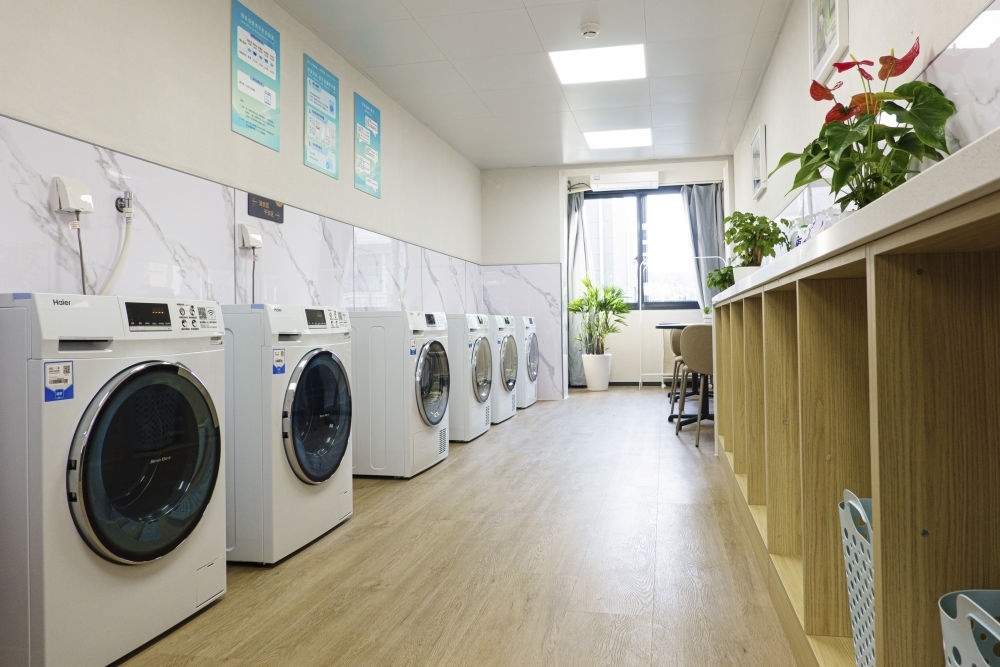 閔行區(qū)新時代城市建設(shè)者管理者之家的共享廚房和共享洗衣房。