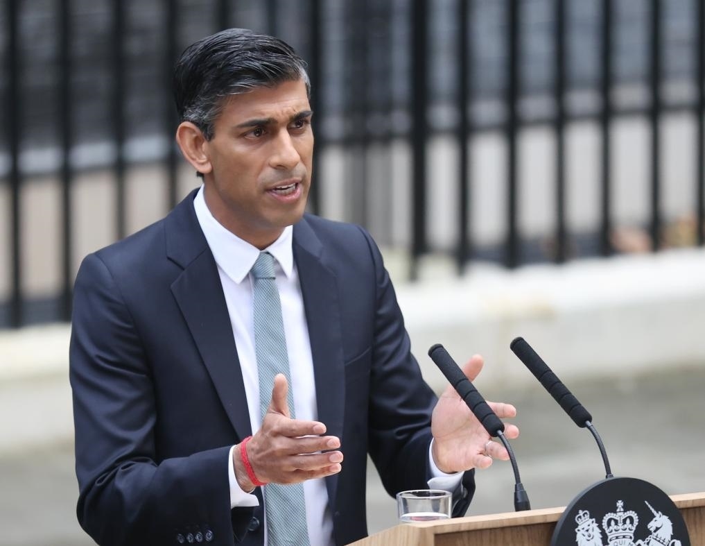 2022年10月25日，里?！ぬK納克在英國倫敦唐寧街10號首相府前發(fā)表講話。新華社記者李穎攝