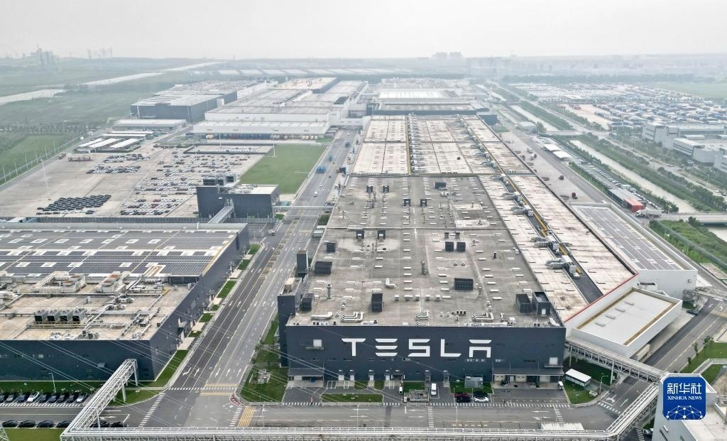 這是在中國（上海）自由貿易試驗區(qū)臨港新片區(qū)拍攝的特斯拉上海超級工廠（2023年9月26日攝，無人機照片）。新華社記者 劉穎 攝