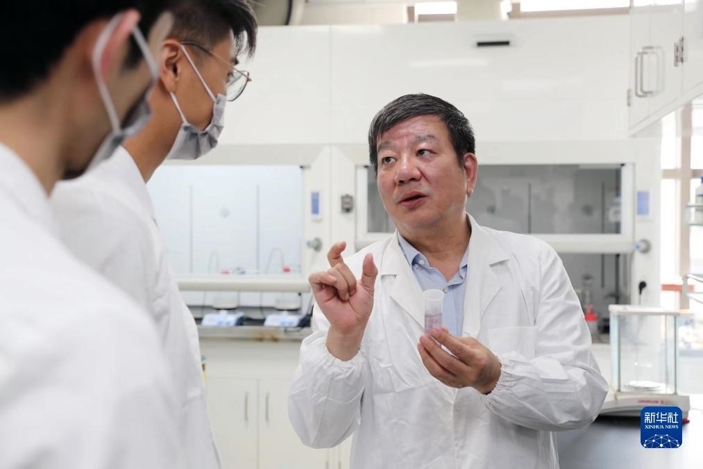 中國科學院院士、國家自然科學獎一等獎得主趙東元在復旦大學實驗室里指導學生（2023年9月2日攝）。新華社記者 劉穎 攝