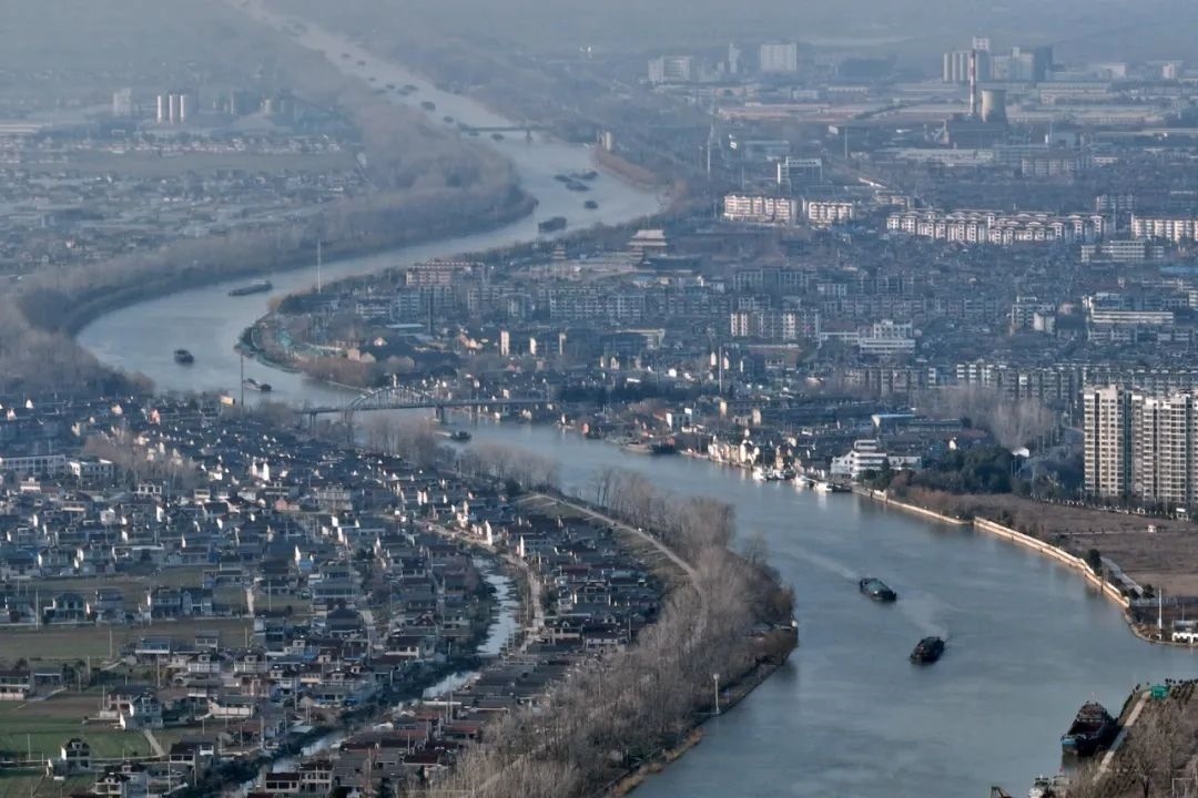 2月16日，貨船行駛在京杭大運(yùn)河江蘇寶應(yīng)段。新華社發(fā)（沈冬兵攝）