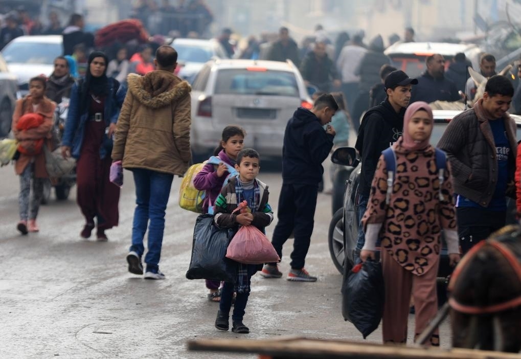 12月1日，在加沙地帶南部城市汗尤尼斯，人們在以軍恢復(fù)軍事行動后逃離家園。新華社發(fā)（亞西爾·庫迪攝）