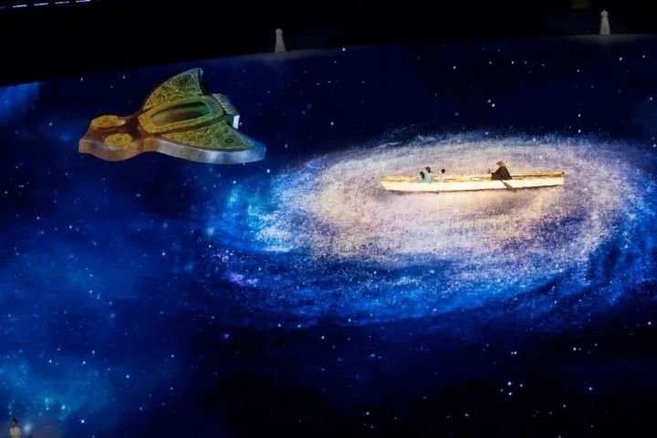 杭州第4屆亞殘運(yùn)會閉幕式上，吉祥物飛飛幻化回良渚玉鳥的模樣，盤旋于夜色之中。記者 倪雁強(qiáng) 董旭明 攝