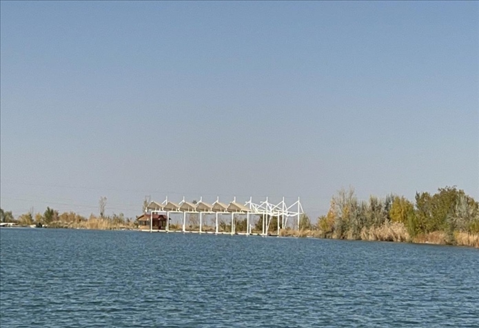 2023年11月1日，督察組拍攝到弱水花海景區(qū)建有人工湖及水上游樂設(shè)施。（中央第四生態(tài)環(huán)境保護督察組供圖）