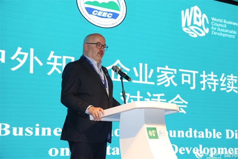世界可持續(xù)發(fā)展工商理事會(huì)會(huì)長兼主席貝德凱致辭。人民網(wǎng)記者任皓宇攝