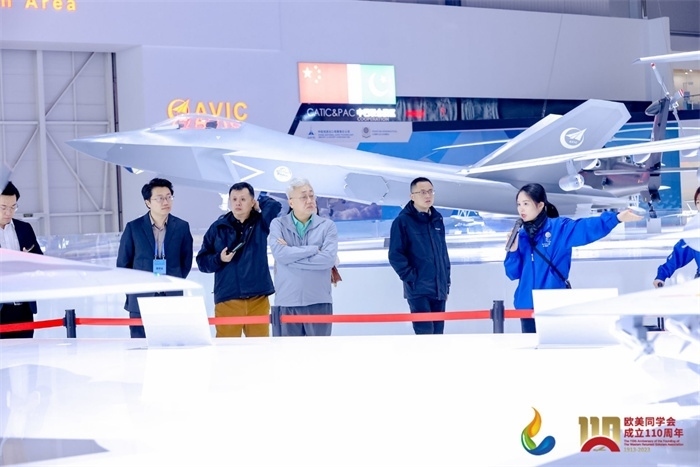 參會嘉賓和留學(xué)歸國人員參觀珠海太空中心。主辦方供圖