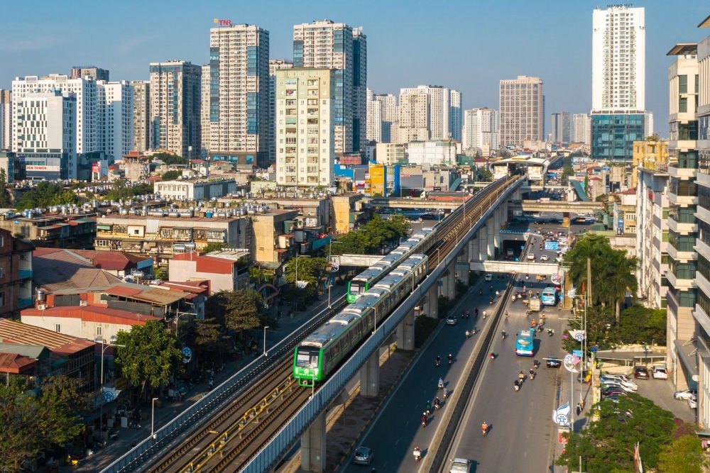 2021年12月1日，在越南首都河內(nèi)，列車在吉靈-河?xùn)|輕軌線上行駛。新華社發(fā)（中鐵六局河內(nèi)輕軌項(xiàng)目部供圖）