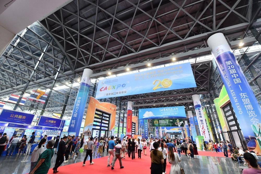 2023年9月18日，參觀者在第二十屆中國(guó)—東盟博覽會(huì)東盟商品展區(qū)選購(gòu)商品。新華社記者 黃孝邦 攝