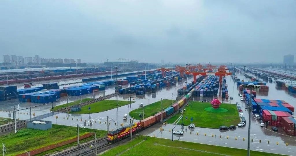 △2023年9月28日，中歐班列長(zhǎng)安號(hào)第20000列從陜西西安國(guó)際港站開(kāi)出。