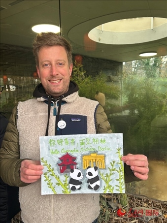 特別從法國(guó)趕來送別“夢(mèng)想”“夢(mèng)圓”的專業(yè)級(jí)熊貓粉絲 Pouille先生和此次征集的兒童作品。人民網(wǎng)記者 徐馨攝