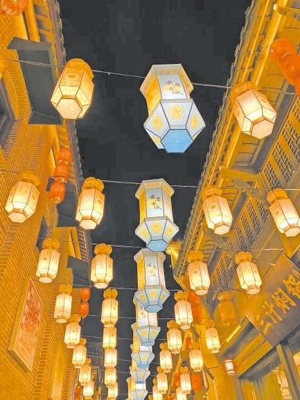  古城新韻 位于安徽安慶市安慶古城的倒扒獅歷史文化街區(qū)依江而建，在保留歷史建筑的同時，引入產(chǎn)業(yè)新業(yè)態(tài)，激發(fā)歷史文化街區(qū)活力，吸引了眾多游客前來游玩。 韓國籍視頻博主 金峻范攝