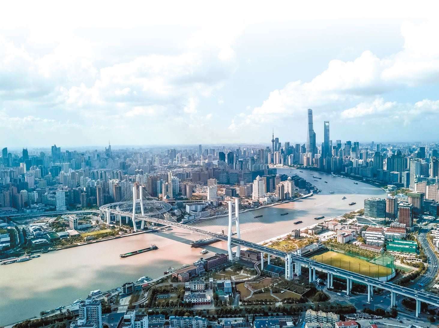  潮起東方 上海黃浦江兩岸高樓林立，風(fēng)光無限。近年來，上海以開放創(chuàng)新之姿，謀劃推動高質(zhì)量發(fā)展，奮力開創(chuàng)長三角一體化新局面。 德國籍導(dǎo)演、建筑師、攝影師 馬克·西格蒙德攝 “起初，我被東方古國的悠久歷史文化吸引來到中國。在上海生活的10多年間，我見證了這座城市的發(fā)展歷程，也感受到它兼具傳統(tǒng)與現(xiàn)代的獨(dú)特魅力?！? /></p> <p style=