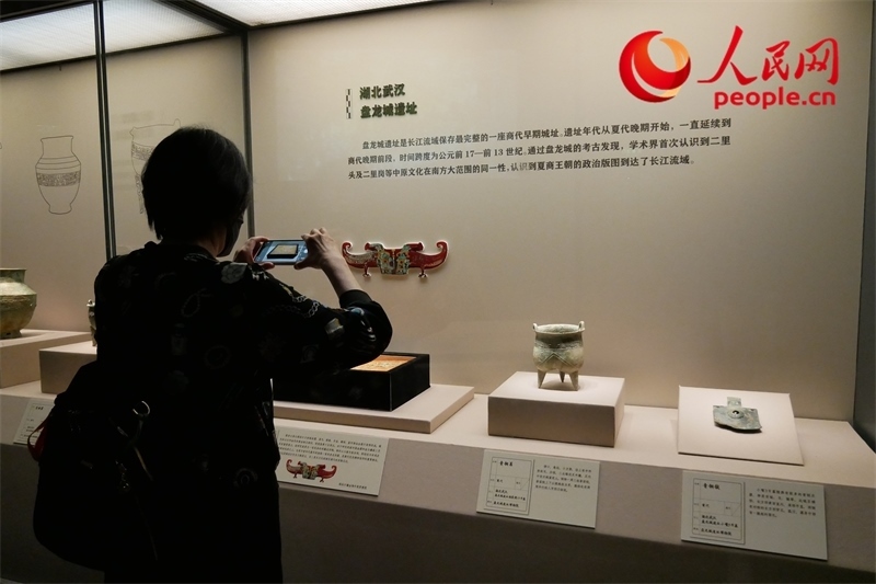 今年9月，觀眾正在參觀“鑒往知遠(yuǎn)——新時代考古成果展”。人民網(wǎng)記者 韋衍行攝
