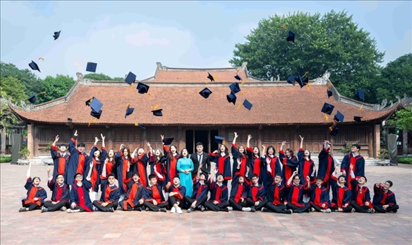 12月9日，越南首都河內一所高中的學生在文廟內合影留念。