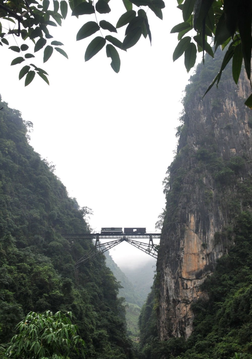 2009年6月1日，一列小火車從人字橋上通過(guò)。