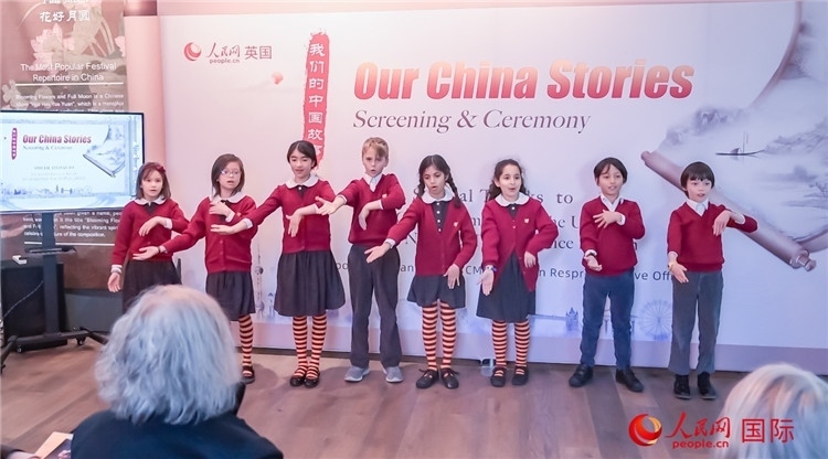 肯辛頓韋德預(yù)備學(xué)校小學(xué)生表演。人民網(wǎng) 郭錦標(biāo)攝