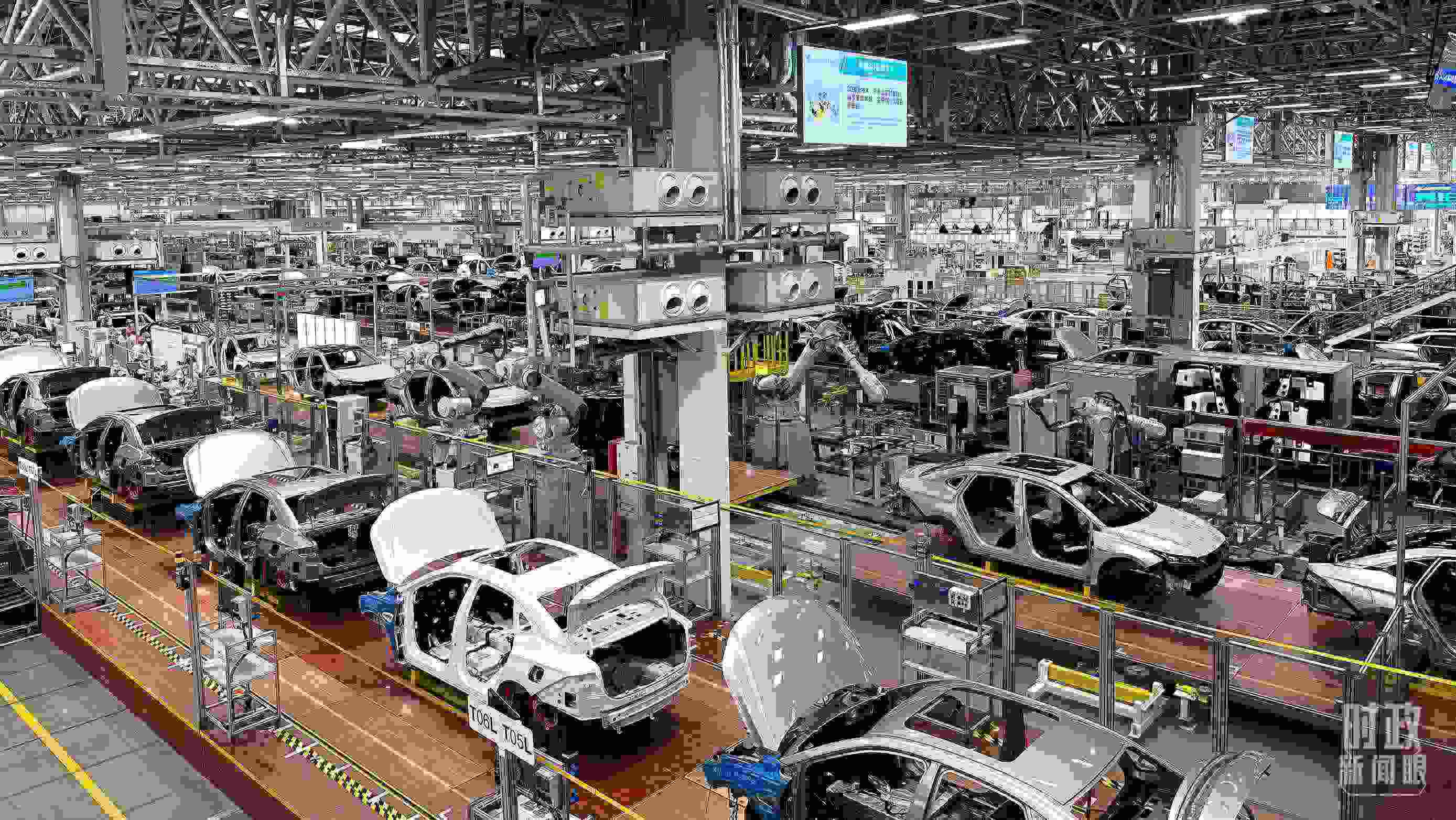 △廣汽埃安總裝車間智能生產(chǎn)線展示。（總臺(tái)央視記者趙化拍攝）