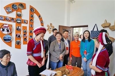  在大理法院喜洲法庭，代表們與“金花調(diào)解員”共同探討民族特色調(diào)解工作方法。