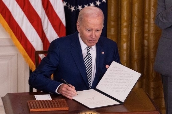 10月30日，美國總統(tǒng)拜登在華盛頓白宮簽署人工智能監(jiān)管行政令。新華社發(fā)（亞倫攝）