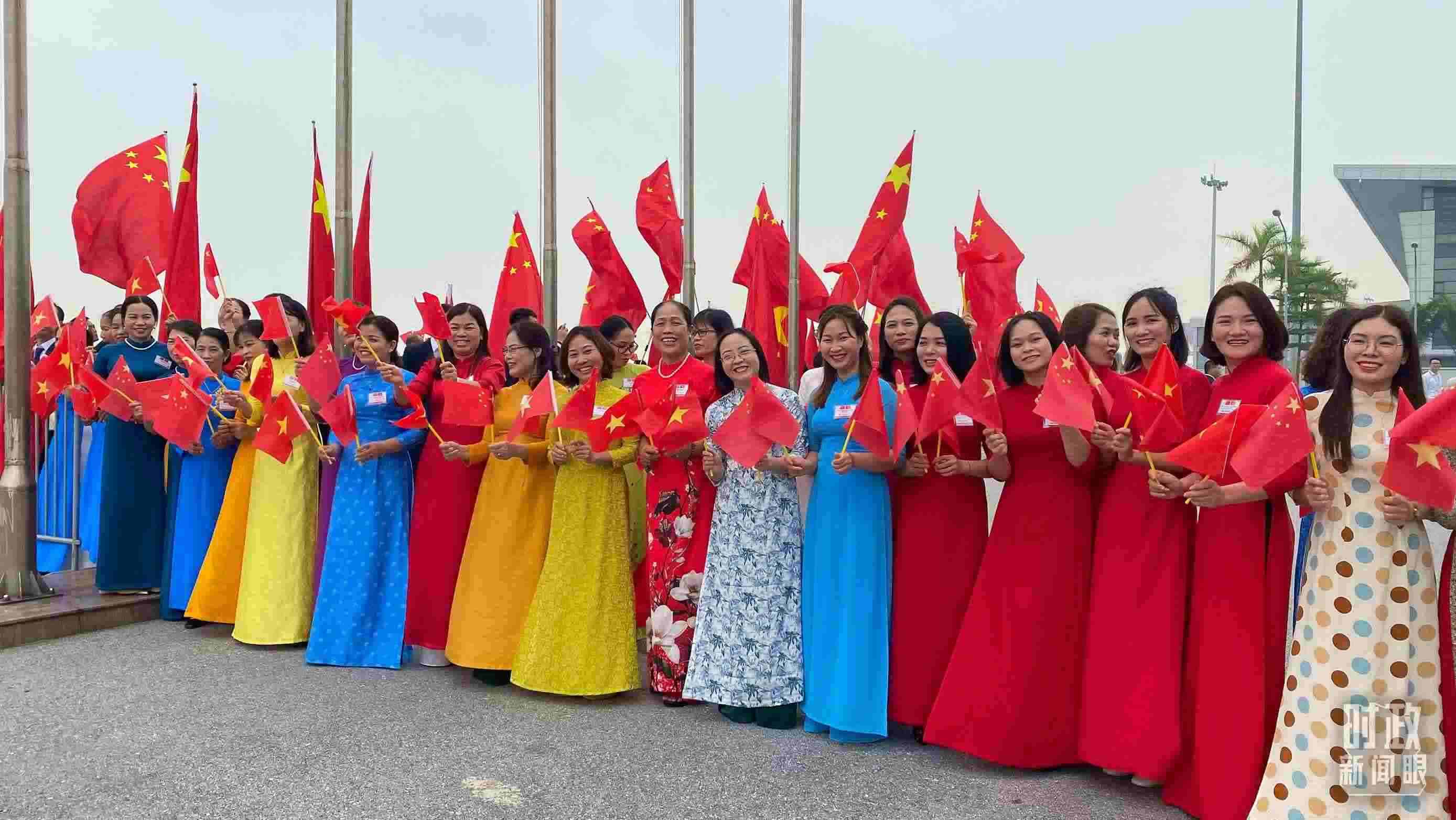 △專機抵達前，400多名中越各界代表手持兩黨兩國旗幟翹首以盼。（總臺央視記者李增仁拍攝）