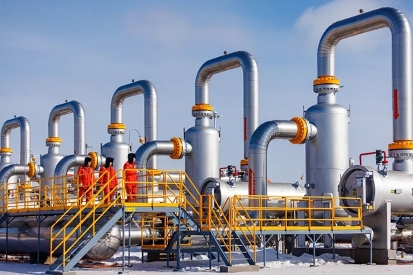 中俄東線天然氣管道黑河首站工作人員正在巡檢。受訪者供圖