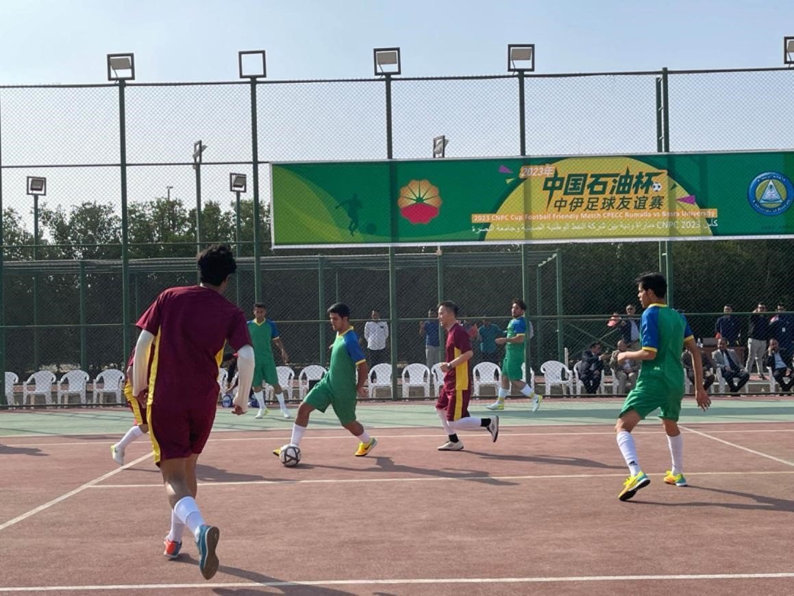 12月14日，中國石油（伊拉克）魯邁拉片區(qū)舉辦公共開放日和足球友誼賽。中國石油工程建設(shè)有限公司魯邁拉項(xiàng)目代表隊(duì)與巴士拉大學(xué)代表隊(duì)進(jìn)行了比賽，巴士拉大學(xué)代表隊(duì)獲勝。文學(xué)軍攝