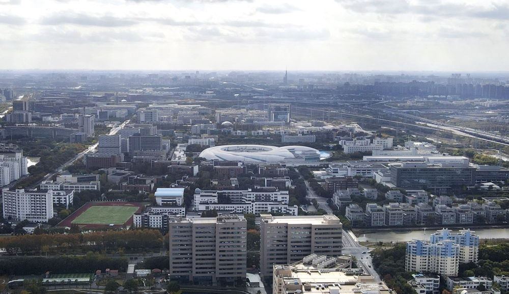 這是2023年11月25日在上海浦東新區(qū)張江科學(xué)城拍攝的形如鸚鵡螺的大科學(xué)裝置上海光源（中）（無人機照片）。新華社記者 方喆 攝