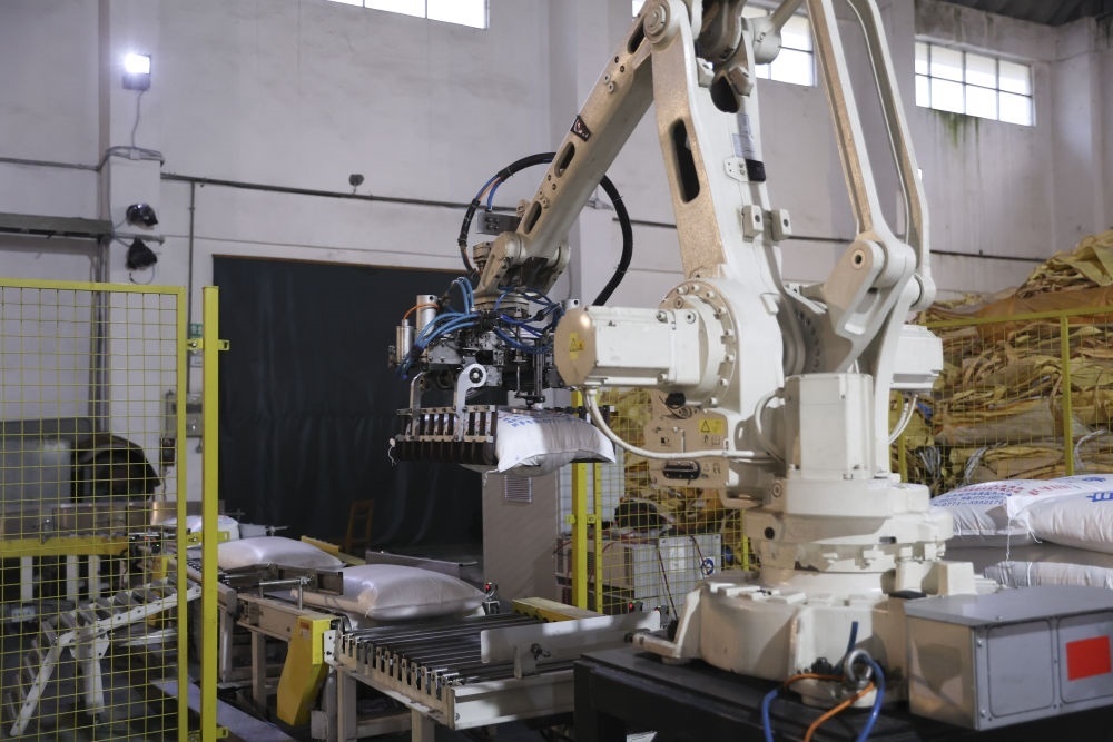 12月14日，在廣西來賓東糖鳳凰有限公司，機(jī)械臂在廠房碼放白砂糖成品。