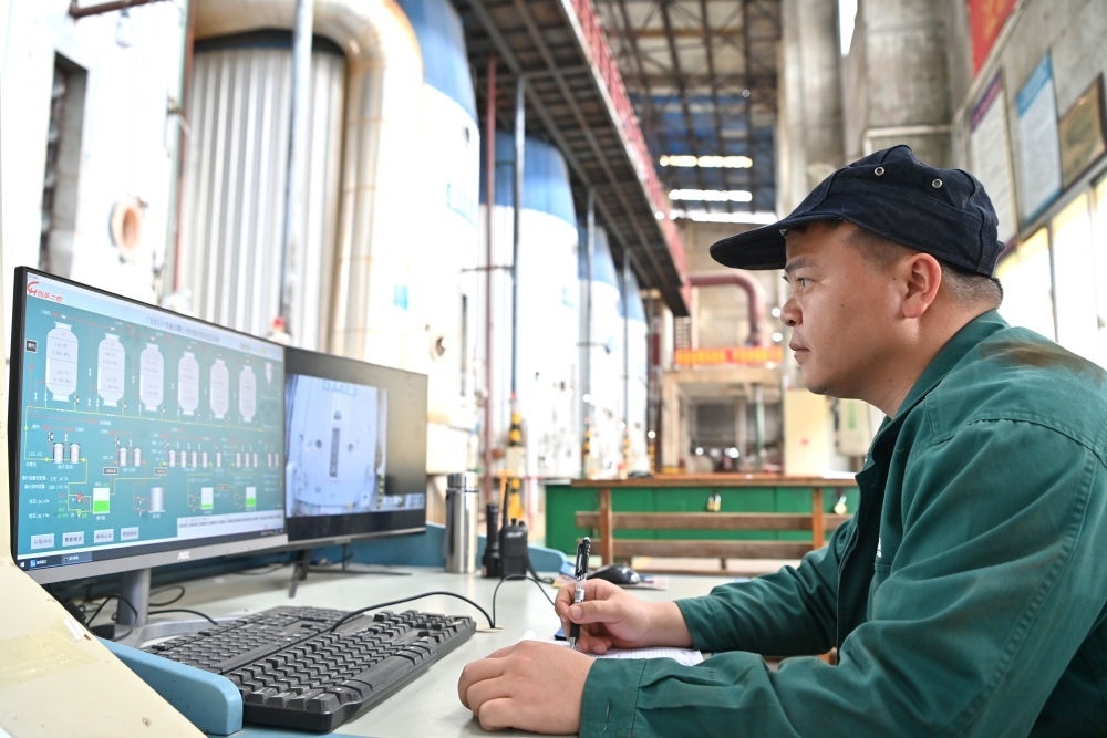 12月12日，工作人員在廣西來賓小平陽湘桂制糖有限公司監(jiān)控蒸發(fā)系統(tǒng)。