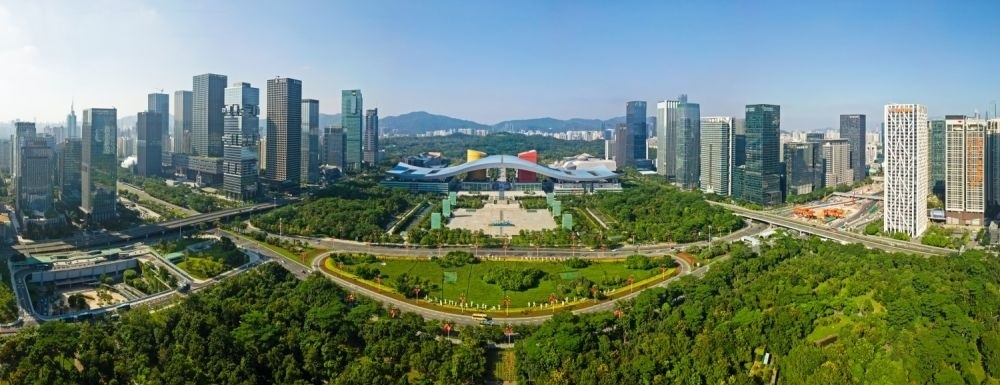 這是在廣東省深圳市拍攝的深圳市民中心和蓮花山公園一線（2020年10月2日攝，無人機照片）。新華社記者 梁旭 攝