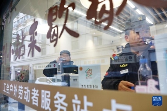 12月16日，戶外工作者在浙江省嘉興市南湖區(qū)丁家橋社區(qū)個性化“惠工小站”休息。