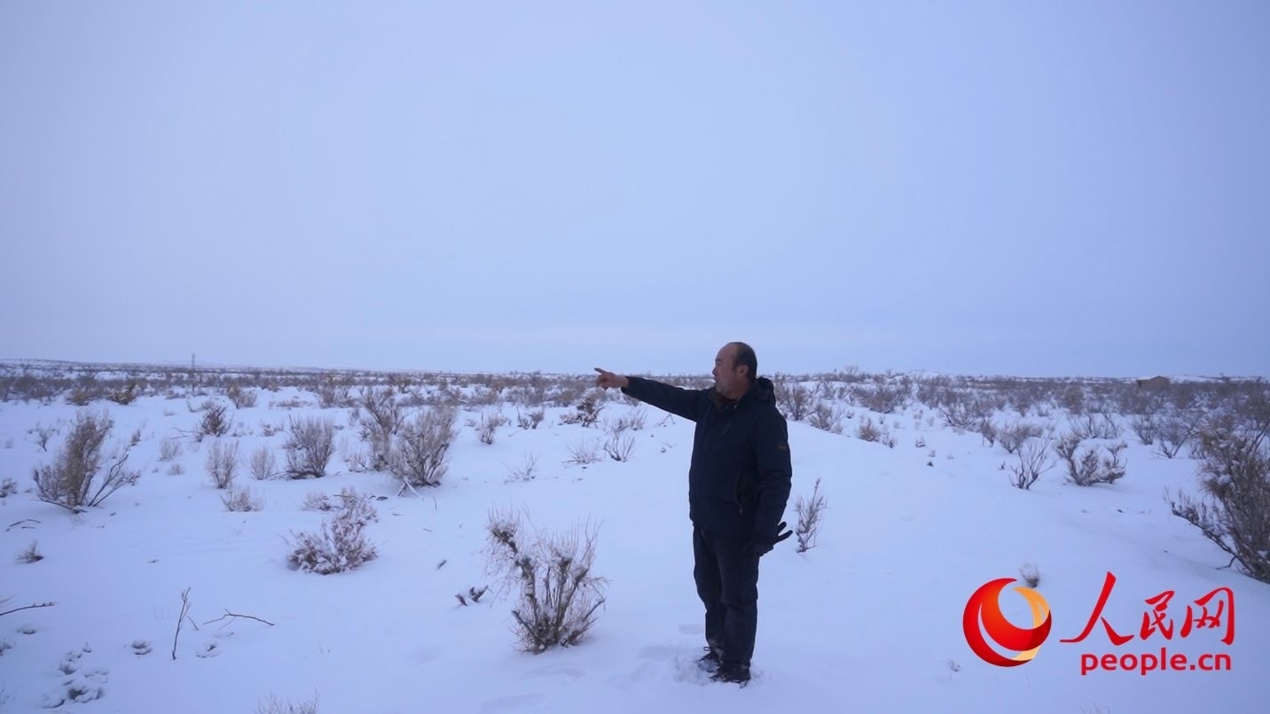 馬曉華向采訪團介紹林場情況。人民網(wǎng) 周靜圓攝