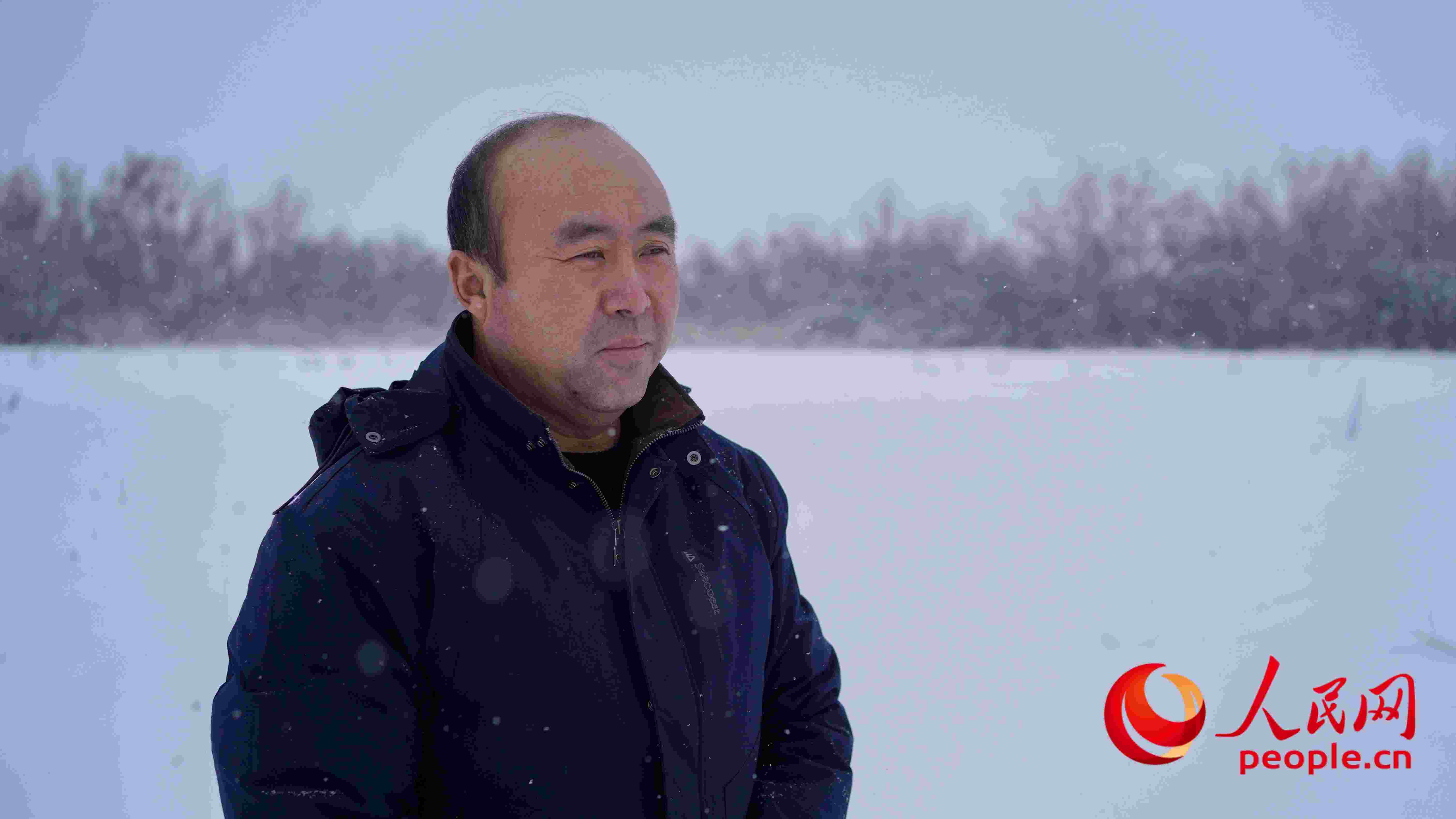 馬曉華回憶當年和父親一起種樹的情形，滿是懷念。人民網(wǎng) 周靜圓攝