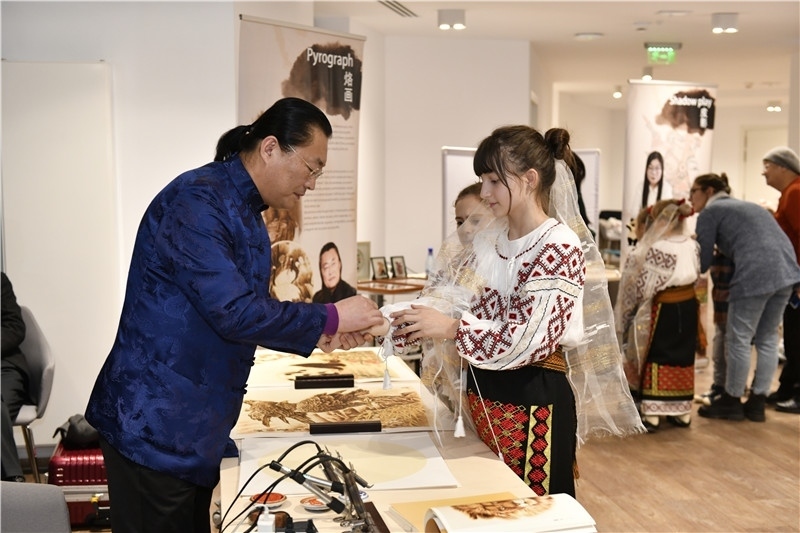 圖為羅馬尼亞小學生在現(xiàn)場體驗烙畫。 布加勒斯特中國文化中心供圖