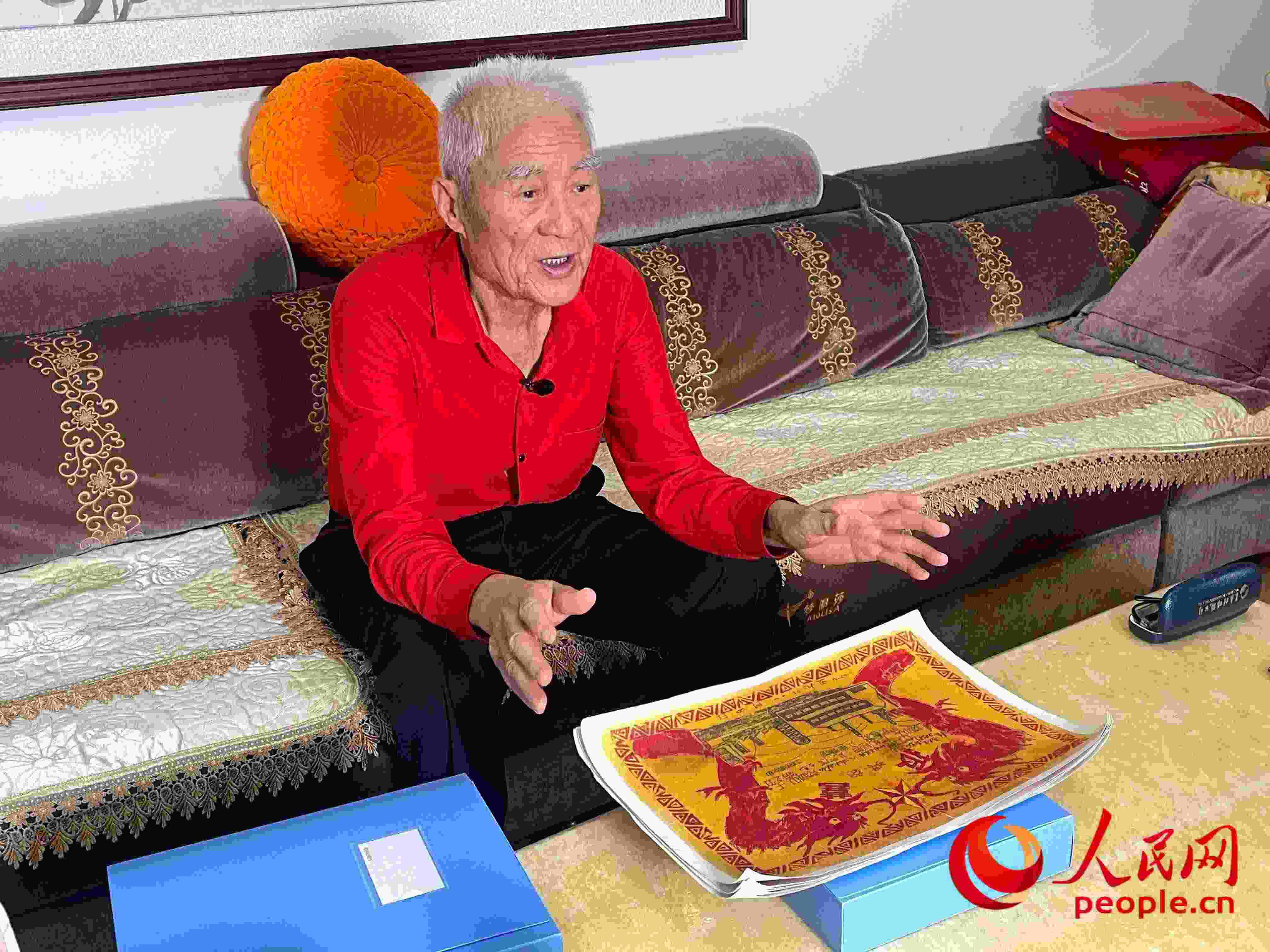 馬太生向采訪團(tuán)講述自己獲得獎(jiǎng)狀的經(jīng)歷。人民網(wǎng) 周靜圓攝