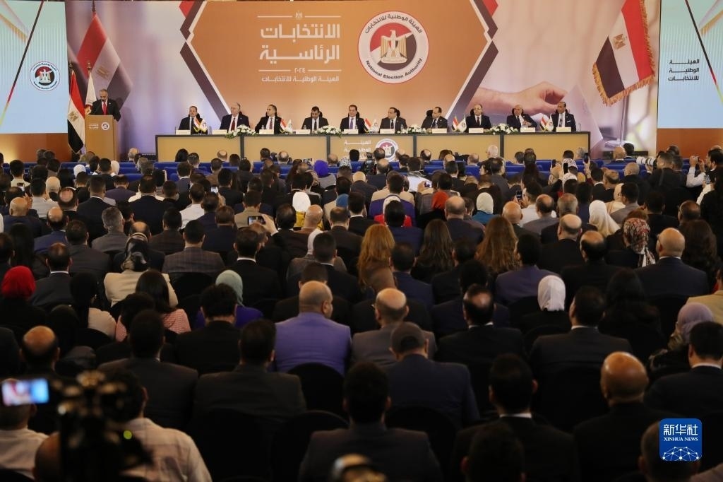 這是12月18日在埃及首都開羅拍攝的埃及全國選舉委員會新聞發(fā)布會現(xiàn)場。新華社發(fā)（艾哈邁德·戈馬攝）