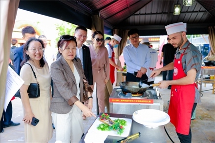 嘉賓現(xiàn)場(chǎng)觀摩。阿聯(lián)酋上?？偵虝?huì)暨同鄉(xiāng)會(huì)供圖