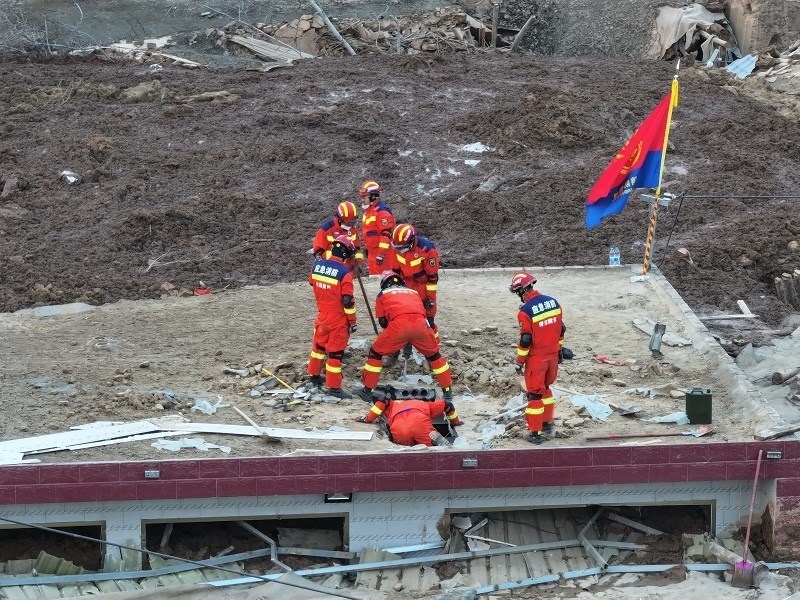 救援人員在現(xiàn)場(chǎng)。賀勇攝。
