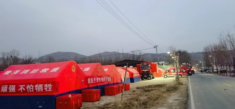 救災(zāi)隊(duì)員現(xiàn)場(chǎng)扎起了帳篷。王梅攝。